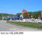 Самоходный комплекс первичного дробления Sandvik Fintec 1107. Реконструкция Гольяновского пруда. Город Москва (2011 год). Редакционное фото, фотограф lana1501 / Фотобанк Лори