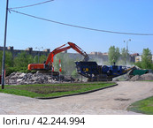 Самоходный комплекс первичного дробления Sandvik Fintec 1107. Реконструкция Гольяновского пруда. Город Москва (2011 год). Редакционное фото, фотограф lana1501 / Фотобанк Лори