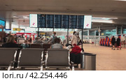 Departure lounge at Sheremetyevo International Terminal D. Russia. Khimki 12.08.2020 (2024 год). Редакционное видео, видеограф Ярославский Максим / Фотобанк Лори