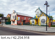 Вид на доходный дом и особняк Лужниных, город Кимры Тверской области (2023 год). Редакционное фото, фотограф Вячеслав Палес / Фотобанк Лори