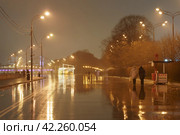 Moscow. Russia  November 27, 2020: Translation (words in Russian)- Cotton candy, corn, water. Moskva River embankment, Gorky Park (Neskuchny Garden)- popular place for walking of citizens. Krymsky bridge, Cathedral of Christ the Savior. Редакционное фото, фотограф YuryKara / Фотобанк Лори
