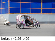 Велотакси в парке ВДНХ. Останкинский район. Город Москва (2011 год). Редакционное фото, фотограф lana1501 / Фотобанк Лори