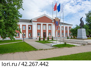 Россия, Тверская область, поселок городского типа Селижарово. Администрация Селижаровского района. Административное здание. Russia, Tver region, Selizharovo urban-type settlement. Administration of the Selizharovsky district. The administrative building. (2020 год). Редакционное фото, фотограф Мария / Фотобанк Лори