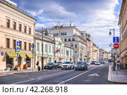 Старинные здания, улица Сретенка, Москва (2023 год). Редакционное фото, фотограф Baturina Yuliya / Фотобанк Лори