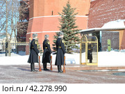 Смена караула у Могилы Неизвестного солдата в Александровском саду в Москве (2013 год). Редакционное фото, фотограф lana1501 / Фотобанк Лори