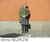 Нищая пожилая женщина просит милостыню. Ленинградский проспект. Район Аэропорт. Город Москва (2013 год). Редакционное фото, фотограф lana1501 / Фотобанк Лори