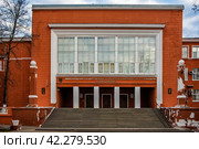 НГТУ им. Р. Е. Алексеева, центральный вход (Нижний Новгород) (2023 год). Редакционное фото, фотограф Илья Старков / Фотобанк Лори