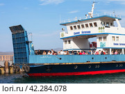 BAIKAL LAKE, SAKHYURTA VILLAGE, IRKUTSK REGION, RUSSIA - August 14, 2023: Passenger ferry carries tourists through Olkhon Gate Strait to picturesque Olkhon Island - popular holiday destination. Редакционное фото, фотограф Виктория Катьянова / Фотобанк Лори