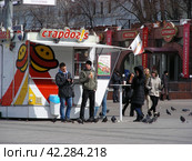 Фастфудная сеть "Стардог!s". Площадь Революции. Тверской район. Город Москва (2012 год). Редакционное фото, фотограф lana1501 / Фотобанк Лори
