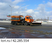 Снегоуборочная техника на дороге. Московская кольцевая автомобильная дорога (МКАД). Район Гольяново. Город Москва (2013 год). Редакционное фото, фотограф lana1501 / Фотобанк Лори