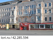 Ресторан быстрого обслуживания «KFC». Бывший доходный дом Хомяковых, 1899 года постройки. 1-я Тверская-Ямская улица, 2. Город Москва (2013 год). Редакционное фото, фотограф lana1501 / Фотобанк Лори