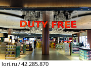 Duty free shops at Istanbul Airport in Turkey (2023 год). Редакционное фото, фотограф Олег Жуков / Фотобанк Лори
