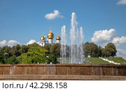 Город Ярославль, Россия. Вид на золотые купола Успенского кафедрального собора и цветомузыкальный фонтан из нижнего партера парка на Стрелке (2023 год). Редакционное фото, фотограф Наталья Николаева / Фотобанк Лори