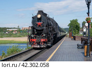 Ретропоезд "Рускеальский экспресс с паровозом Л-4429 прибывает на станцию "Сортавала-Центр" солнечным июньским днем. Карелия, Россия (2022 год). Редакционное фото, фотограф Виктор Карасев / Фотобанк Лори