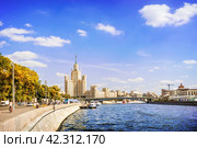 Высотное жилое здание, высотка на Котельнической набережной, Москва-река, Москва (2023 год). Стоковое фото, фотограф Baturina Yuliya / Фотобанк Лори