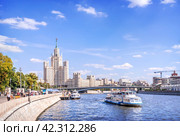 Высотное жилое здание, высотка на Котельнической набережной, Москва-река, Москва (2023 год). Редакционное фото, фотограф Baturina Yuliya / Фотобанк Лори