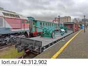 Дивизионная пушка (ЗИС-3) на четырёхосной платформе 13-Н451. Центр по сохранению исторического наследия КЖД (Калининградской железной дороги) рядом с вокзалом Калининград-Южный (2023 год). Редакционное фото, фотограф Румянцева Наталия / Фотобанк Лори