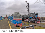 Моторный вагон дизель-поезда серии Д1 № 590 и паровоз серии Л 0282. Центр по сохранению исторического наследия КЖД (Калининградской железной дороги) рядом с вокзалом Калининград-Южный (2023 год). Редакционное фото, фотограф Румянцева Наталия / Фотобанк Лори