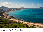 Панорама пляжа Кала-Мильо на острове Майорка в Средиземном море. Стоковое фото, фотограф Александр Салук / Фотобанк Лори