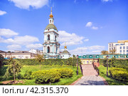 Церковь Троицы Живоначальной в Серебряниках, лучезарная дельта, Серебрянический переулок,  Москва (2023 год). Стоковое фото, фотограф Baturina Yuliya / Фотобанк Лори
