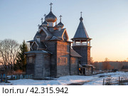 Старинная деревянная церковь Дмитрия Солунского на фоне апрельского заката. Деревня Щелейки. Ленинградская область (2019 год). Стоковое фото, фотограф Виктор Карасев / Фотобанк Лори