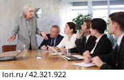 Elderly female boss expresses dissatisfaction with the work of the top managers team. Стоковое видео, видеограф Яков Филимонов / Фотобанк Лори