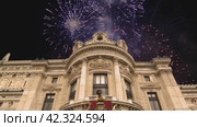 Fireworks over the Opera Garnier (Garnier Palace), Paris, France. Translation: national Academy of Music. UNESCO World Heritage Site. 4K, time lapse, with zoom (2024 год). Стоковое видео, видеограф Владимир Журавлев / Фотобанк Лори