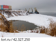 Портовый город в Арктике. Пейзаж с морским портом и красочными зданиями на побережье. Анадырь, Чукотка, Дальний Восток России. В конце октября Анадырский лиман начинает покрываться льдом. Стоковое фото, фотограф Андрей Степанов / Фотобанк Лори