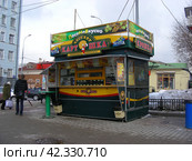 Киоск фастфудной продукции "Крошка-картошка". Улица Щепкина. Мещанский район. Город Москва (2012 год). Редакционное фото, фотограф lana1501 / Фотобанк Лори