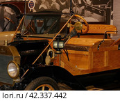 Автомобиль Ford T, 1908 г., 4 цилиндра, 22.5 л/с.; 70 км/ч. С 1908 по 1927 год выпущено свыше 15 миллионов. Легенда автомобилестроения. Первый автомобиль, выпускавшийся миллионными сериями. Музей автомобильной техники. Верхняя Пышма, Россия (2022 год). Редакционное фото, фотограф Сергей Елизарьев / Фотобанк Лори