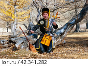 Руководитель  фольклорного ансамбля "Эре-Чуй" Евгений Алчинов играет на морин хууре (2020 год). Редакционное фото, фотограф Инна Грязнова / Фотобанк Лори