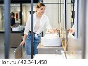 Woman looking to buy new bathroom sink in harware store. Стоковое фото, фотограф Яков Филимонов / Фотобанк Лори