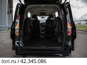 KRASNOYARSK, RUSSIA - July 17, 2023: Black Nissan Serena. Редакционное фото, фотограф Плотников Дмитрий / Фотобанк Лори