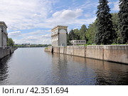 Проход прогулочного теплохода через шлюз № 9 канала имени Москвы (2022г.) Редакционное фото, фотограф Вера Смолянинова / Фотобанк Лори