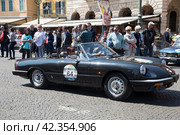 Демонстрация ретро-автомобилей в Вероне. Alfa Romeo Spider - кабриолет с кузовом типа "Родстер", выпускаемый итальянской компанией Alfa Romeo. (2017 год). Редакционное фото, фотограф Наталья Волкова / Фотобанк Лори
