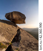 Giant balancing rock above the cliff. Стоковое фото, фотограф Саблин Станислав / Фотобанк Лори