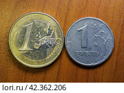 30/09/2019 - Москва, Россия - Монеты номиналом 1 рубль и 1 евро. Редакционное фото, фотограф YuryKara / Фотобанк Лори