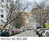 Автомобили припаркованы на обочине на Троицкой улице в Москве ранней весной. Редакционное фото, фотограф Овчинникова Ирина / Фотобанк Лори
