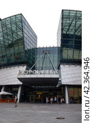 Вход в торговый центр Метрополис возле станции метро Войковская, Москва. Entrance into Metropolis shopping center close to Voykovskaya underground station. Summer sunset view. (2021 год). Редакционное фото, фотограф Александр Кузнецов / Фотобанк Лори
