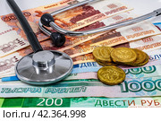 Зарплата врачей. Платная медицина. Стетоскоп лежит на деньгах. Стоковое фото, фотограф Анна Аникова / Фотобанк Лори