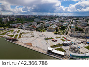 Вид с высоты на площадь у драмтеатра в Чебоксарах (аэросъемка 2022 года) Редакционное фото, фотограф Владислав Самошкин / Фотобанк Лори