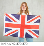 Calm girl holds canvas of national British flag. Стоковое фото, фотограф Яков Филимонов / Фотобанк Лори