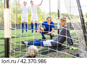 Goalkipper didn't catch ball. Стоковое фото, фотограф Яков Филимонов / Фотобанк Лори