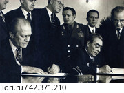 Генеральный секретарь ЦК КПСС Леонид Ильич Брежнев (1906-1982) и президент США Джеральд Форд (1913-2006). В ходе встречи были согласованы общие подходы к Соглашению по ОСВ-2. Владивосток, ноябрь 1974 года. Редакционное фото, фотограф Сергей Елизарьев / Фотобанк Лори