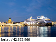 Круизный лайнер Azamara Journey пришвартовался на Английской набережной в Санкт-Петербурге во время белых ночей (2019 год). Редакционное фото, фотограф Ольга Визави / Фотобанк Лори