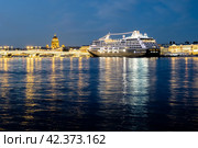 Круизный лайнер Azamara Journey пришвартовался на Английской набережной в Санкт-Петербурге во время белых ночей (2019 год). Редакционное фото, фотограф Ольга Визави / Фотобанк Лори