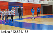 Sremska Mitrovica, Serbia 03.12.22: Children athletic competitions between school students. Strong boys and girls run, jump and play sports. Gym. Kids run cross-country in a crowd. Healthy lifestyle. (2022 год). Редакционное видео, видеограф Юлия Петровская / Фотобанк Лори
