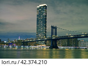 Manhattan Bridge, suspension bridge that crosses East River in New York City, connecting Lower Manhattan with Downtown Brooklyn. Evening (2023 год). Стоковое фото, фотограф Валерия Попова / Фотобанк Лори