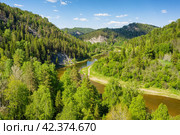 Южный Урал летом, река Зилим в урочище Культамак. Вид с воздуха. The Southern Urals in summer, the Zilim River in the Kultamak natural boundary. Aerial view. Стоковое фото, фотограф Евгений Романов / Фотобанк Лори