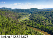 Южный Урал летом, река Зилим в урочище Культамак. Вид с воздуха. The Southern Urals in summer, the Zilim River in the Kultamak natural boundary. Aerial view. Стоковое фото, фотограф Евгений Романов / Фотобанк Лори